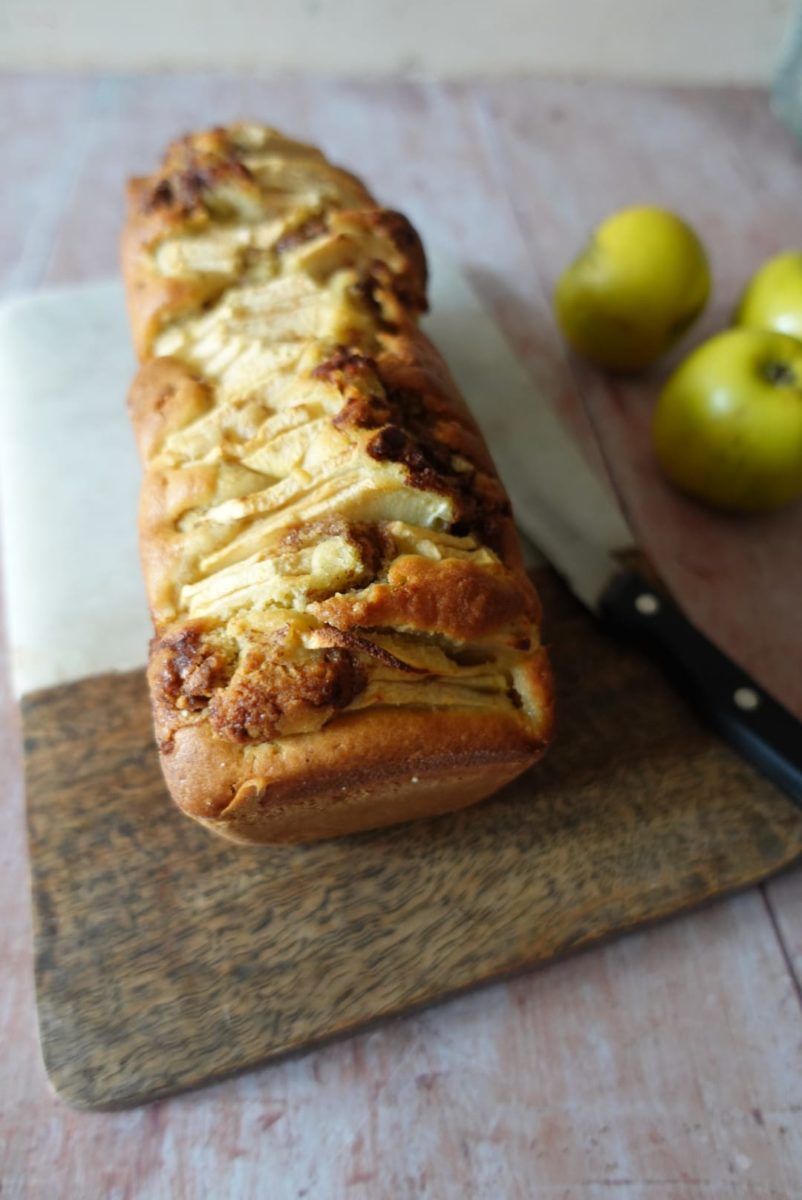 cake façon cinnamon roll aux pommes 